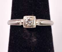 Dazzling Approx. 0.15CTS Diamon Ring in 14K White Gold