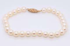Elegant White Fresh Water Pearl Bracelet w Gold Clasp