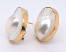 Charming Yellow Gold Bezel Set Mabe Pearl Earrings