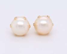 Elegant Pearl Stud Earrings in Yellow Gold