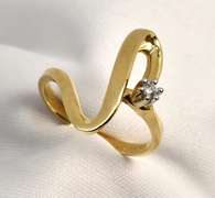 Gold Swirl Ring with Diamond