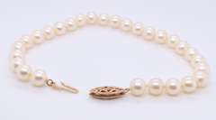 Elegant White Fresh Water Pearl Bracelet w Gold Clasp