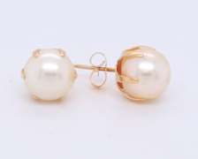 Elegant Pearl Stud Earrings in Yellow Gold