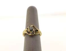 Gorgeous Sole Diamond Ring surrounded by Baguette Diamonds