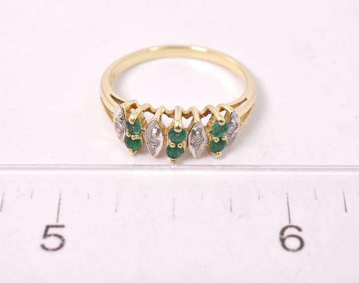 Elegant Emerald and Diamond Ring in 14K Yellow Gold
