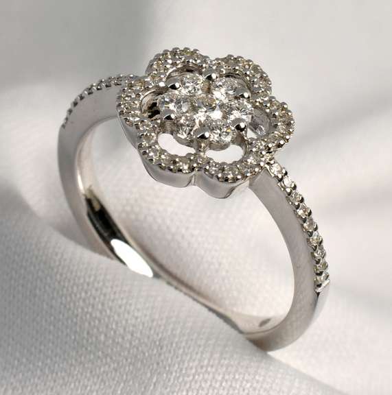 Appealing Diamond Ring in 14K WG