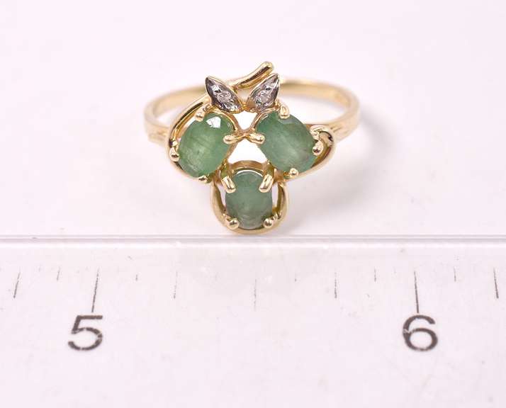 Excellent Emerald Ring in 14K Yellow Gold