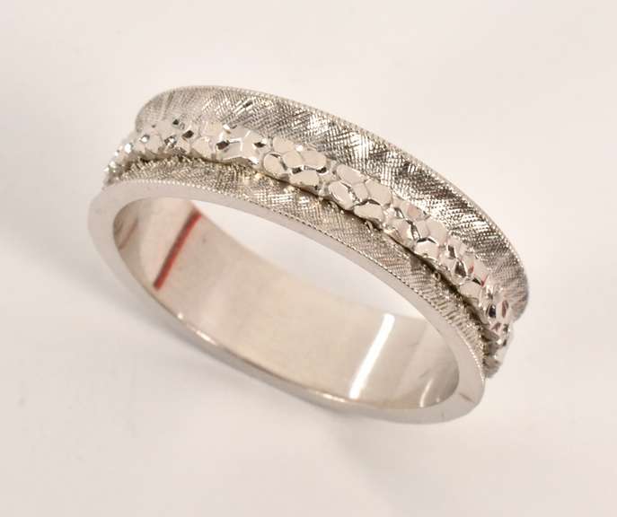 Fascinating 14k White Gold Band