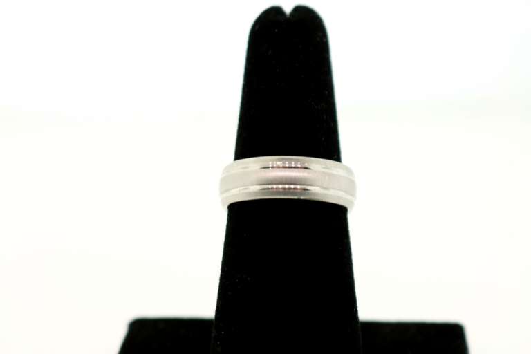 14 KT WHITE GOLD WEDDING BAND