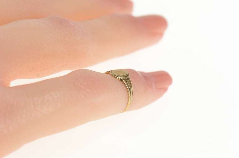10K Yellow Gold Victorian Oval Plain Monogrammable Baby Ring