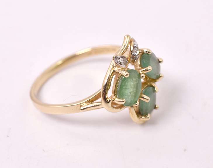 Excellent Emerald Ring in 14K Yellow Gold