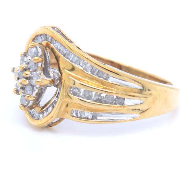 Simple & Chic Yellow Gold Diamond Cluster Ring