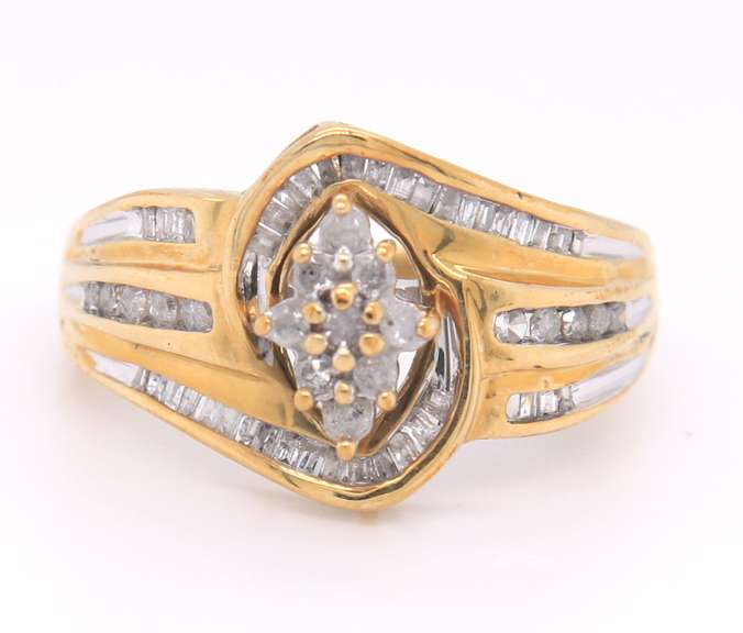 Simple & Chic Yellow Gold Diamond Cluster Ring