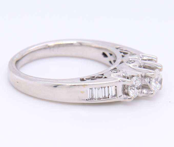 Brilliant White Gold Diamond w Baguette Ring