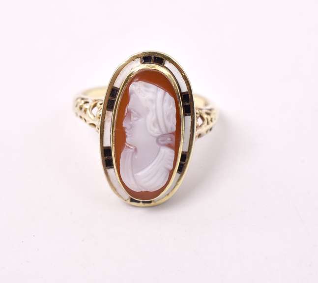 Amazing Vintage Cameo Ring in 14K Yellow Gold