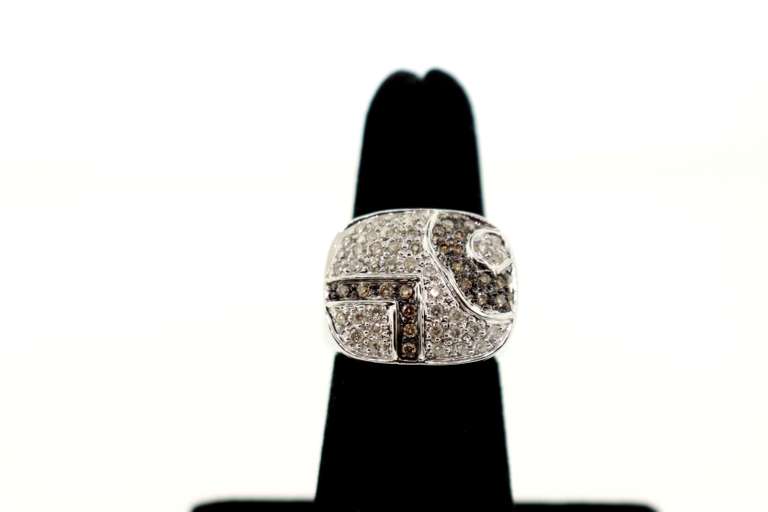 LADIES 14KT WHITE GOLD DIAMOND RING.