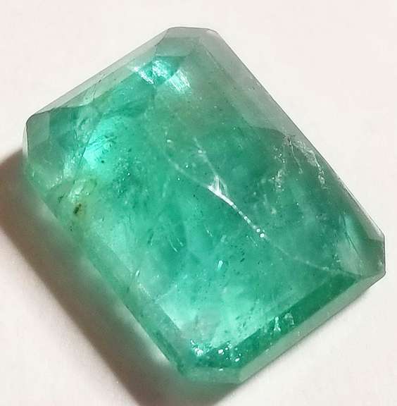 Outstanding color! 5.33ct top green Colombian Emerald