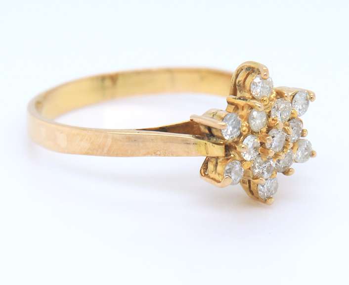 Dazzling Yellow Gold Round Brilliant Cut Diamond Cluster Ring