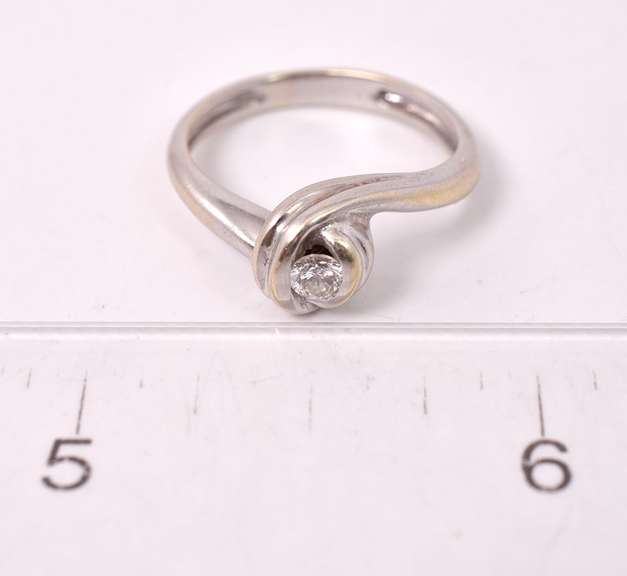 Beautiful Swirl Diamond Ring in 18K Gold