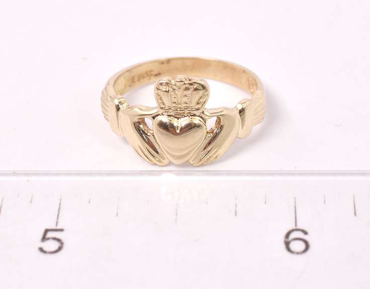 Beautiful Claddagh Ring in Yellow Gold