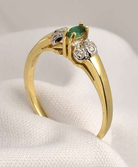 Sweet Feminine Emerald Ring