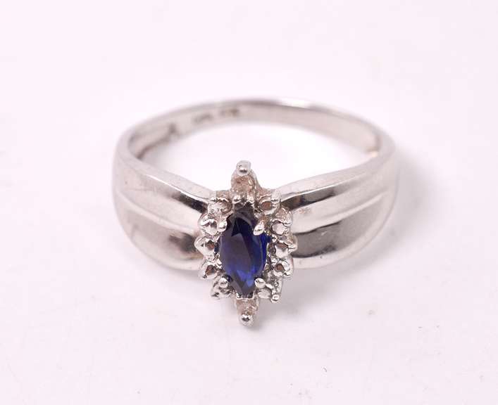 Stunning Sapphire and Diamond Ring in White Gold
