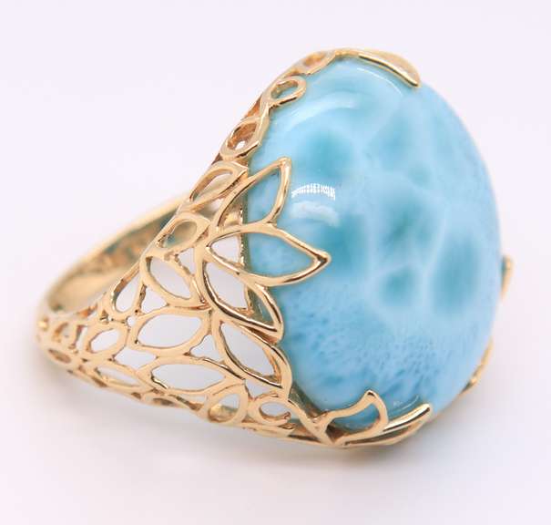 Attractive Yellow Gold Larimar Ring