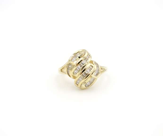 Cool 14K Gold baguette Diamond Wrap Ring