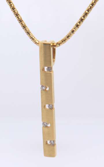 Fashionable Stick Diamond Necklace