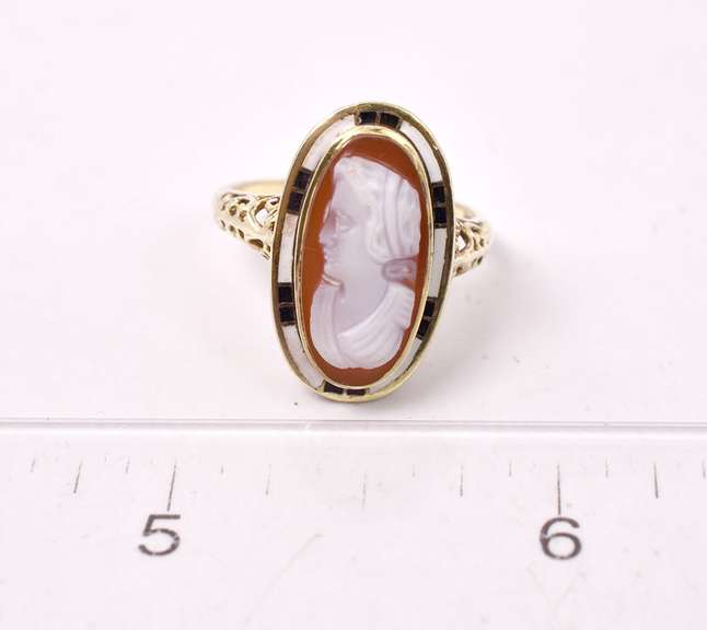Amazing Vintage Cameo Ring in 14K Yellow Gold
