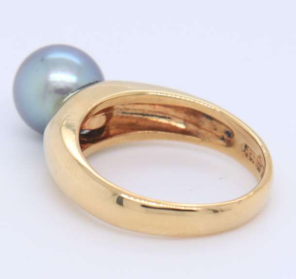 Elegant Yellow Gold Black Pearl Ring