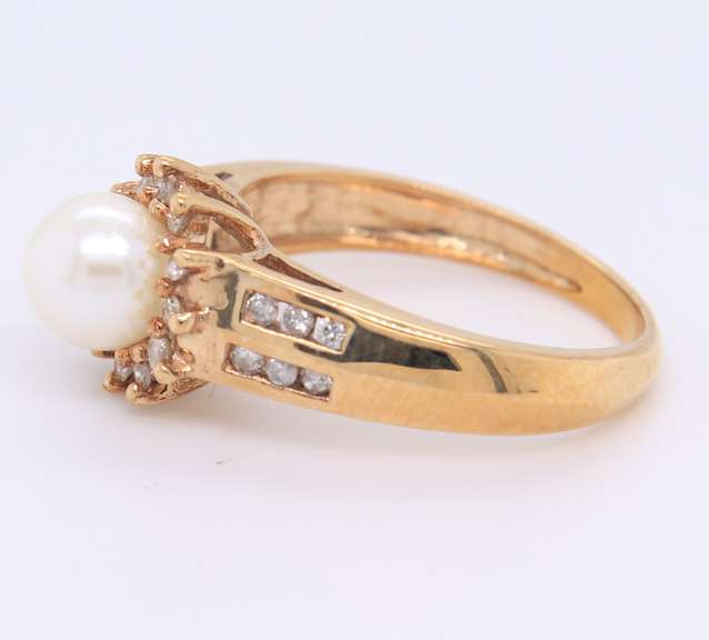 Marvelous 6.25mm Pearl with Diamond Sunburst Halo Ring