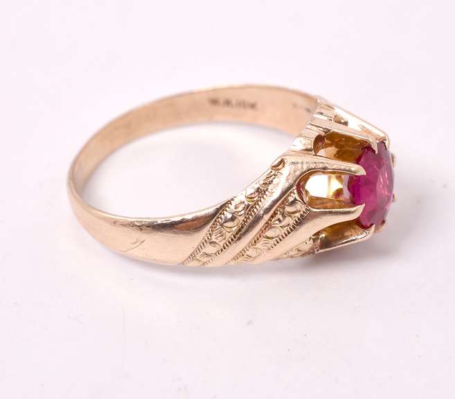 Ravishing Ruby Ring in Yellow Gold