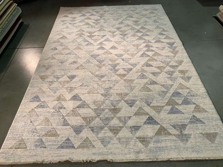 CONTEMPORARY AREA RUG 7x10