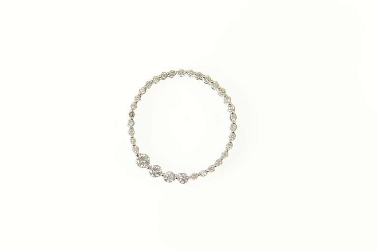 10K White Gold 0.20 Ctw Graduated Diamond Circle Round Pendant