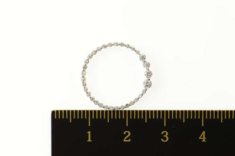 10K White Gold 0.20 Ctw Graduated Diamond Circle Round Pendant
