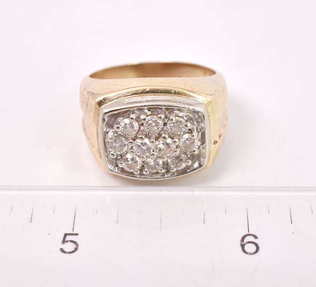 Marvelous Men's Approx. 1.10CTW Diamond Ring in 14K Yellow Gold
