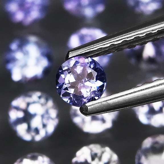 Glittering 5.11ct bright blue violet Tanzanite set