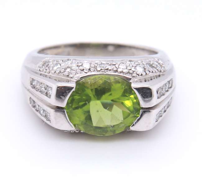 Charming White Gold oval Peridot and Diamond Ring