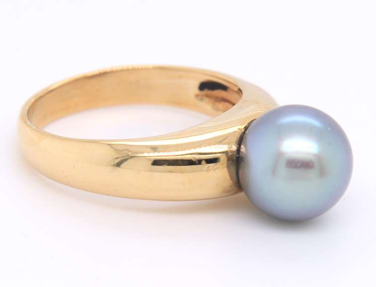 Elegant Yellow Gold Black Pearl Ring