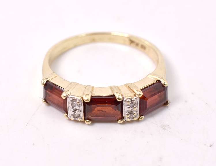 Magnificent Garnet and Diamond Ring in 14K Yellow Gold
