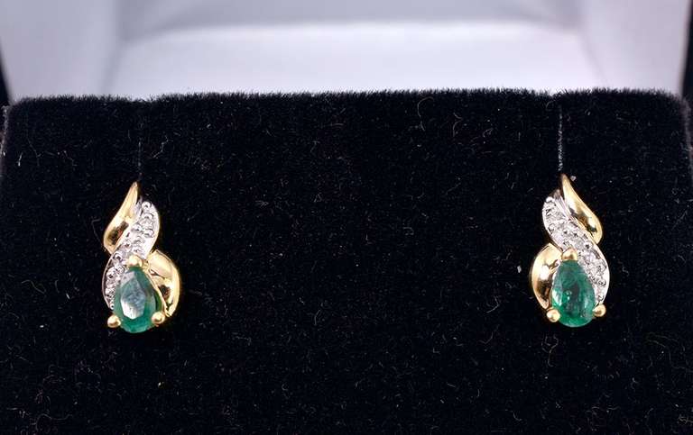 Excellent Emerald and Diamond Earrings in 14K Yellow Gold