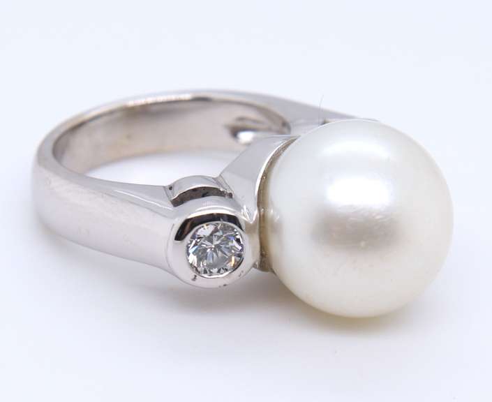 Fantastic 18kt Southsea Cultured Pearl and Diamond Ring