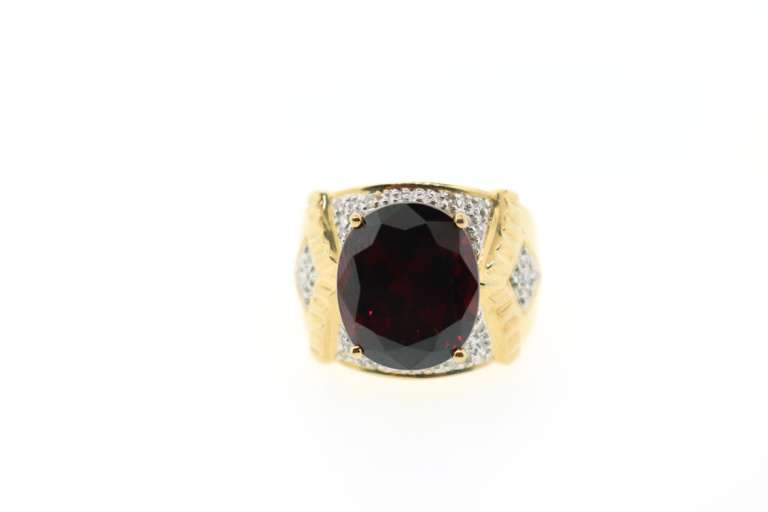 14K YELLOW GOLD GARNET & DIAMOND RING.