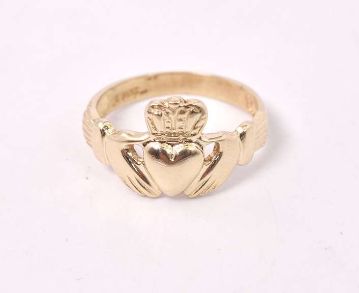 Beautiful Claddagh Ring in Yellow Gold