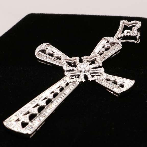 Stunning 18kt Diamond and White Gold Cross Pendant