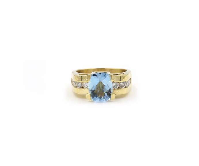 Incredible 18kt Aquamarine and Diamond Ring
