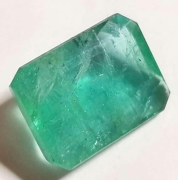 Outstanding color! 5.33ct top green Colombian Emerald
