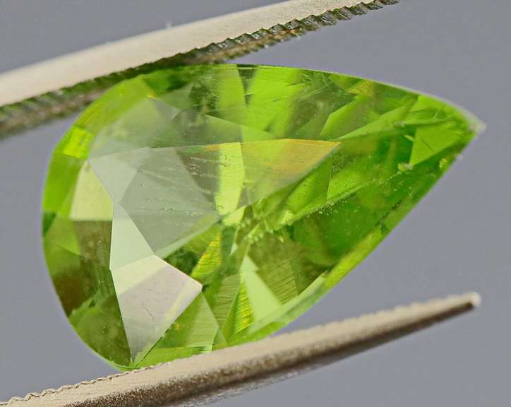 High fire! 3.81ct top apple green untreated Peridot pear