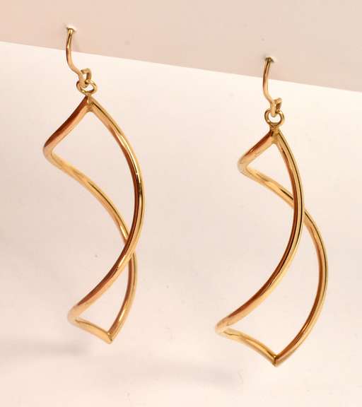 Fashionable Twist Dangle Earrings